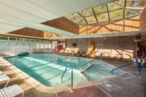 una gran piscina en un gran edificio en Sun Retreats Lancaster County, en Narvon