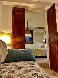 a bedroom with a bed and a mirror at Casa Francesca Altea piscina y aparcamiento privado in Altea