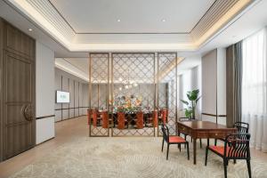 a dining room with a table and chairs at Holiday Inn Fuyang, an IHG Hotel in Fuyang