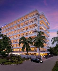 un bâtiment avec une voiture garée devant lui dans l'établissement Vivanta Goa, Miramar, à Panaji