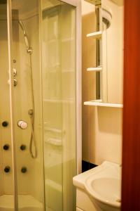 コムソモリスク・ナ・アムーレにあるBusiness Сentre Hotelのバスルーム(シャワー、トイレ、シンク付)