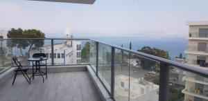 balcone con vista sull'oceano di אירוח ברמה אחרת a Tiberias