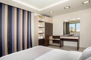 Un pat sau paturi într-o cameră la Rhodes Central Suite