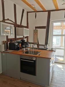 una cucina con lavandino e piano di lavoro di Rheingau - schöne möblierte Ferienwohnung a Eltville