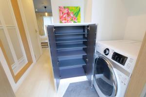 a laundry room with a washer and dryer at AQA ART 江の島 in Fujisawa