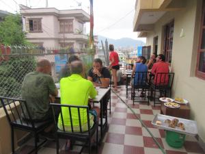 un gruppo di persone sedute ai tavoli di un ristorante di STUPA VIEW INN a Kathmandu