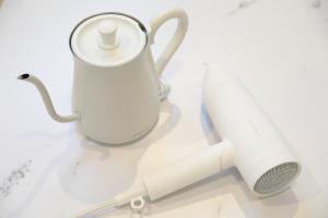 a white blender and a toothbrush on a counter at AQA ART 江の島 in Fujisawa