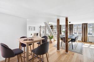 a living room with a table and chairs at Sanders Regent - Treasured Three-Bedroom Apartment Near Central Square in Copenhagen
