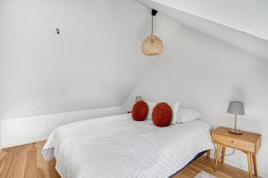 Krevet ili kreveti u jedinici u objektu Sanders Regent - Treasured Three-Bedroom Apartment Near Central Square