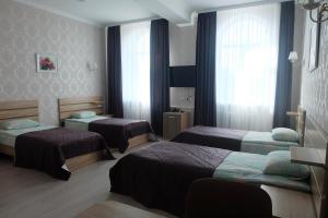 a hotel room with two beds and a window at Hotel Byg in Brest
