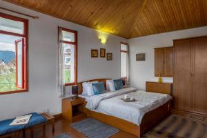 Gallery image of StayVista at Sunshine Estate 2BR with Outdoor Sitting in Chail