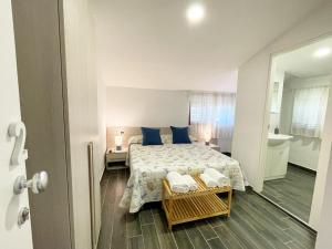 ein Schlafzimmer mit einem Bett mit blauen Kissen in der Unterkunft Villa Laregina in Grisolia