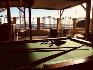 エフォリエ・ノルドにあるCanada Castleの海の景色を望む客室で、ビリヤード台が備わります。