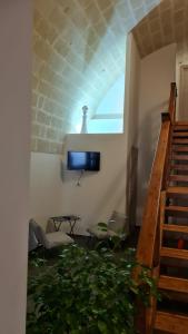 Televízia a/alebo spoločenská miestnosť v ubytovaní LITHOS ROOMs