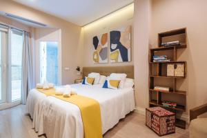 A bed or beds in a room at Maestranza Boutique
