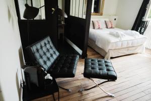 - une chambre avec un canapé, un lit et une chaise dans l'établissement Maison Durieux, à Limoges