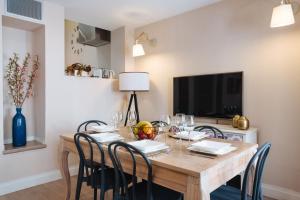 A television and/or entertainment centre at Maestranza Boutique