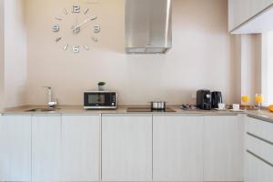 A kitchen or kitchenette at Maestranza Boutique