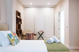 A bed or beds in a room at Maestranza Boutique