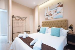 A bed or beds in a room at Maestranza Boutique
