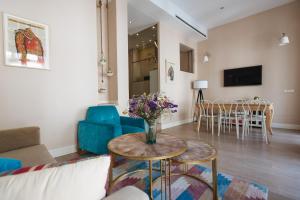 A television and/or entertainment centre at Maestranza Boutique