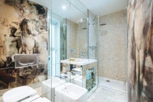 A bathroom at Maestranza Boutique Még 37 kép