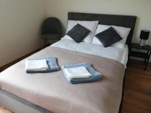 een slaapkamer met een bed met handdoeken erop bij Apartament Nad lipami in Hajnówka
