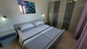 1 dormitorio con 1 cama con 2 almohadas en Apartment Mira, en Senj