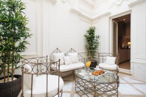 A seating area at Maestranza Boutique