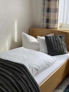Voodi või voodid majutusasutuse Hotel Zur Aue toas