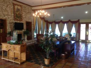 Una sala de estar con un sofá y una lámpara de araña. en Countryside Inn, en Wharton