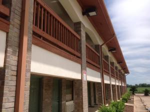 - Vistas al exterior de un edificio de apartamentos con balcones en Countryside Inn, en Wharton