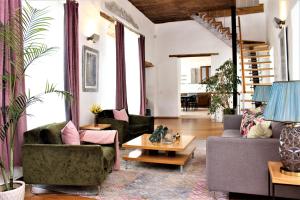 Sala de estar con 2 sofás y mesa en Tallinn City Apartments - Old Town en Tallin