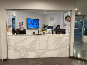 El lobby o recepción de APX World Square