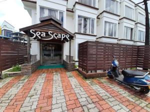 una moto aparcada frente a un spa en SeaScape Port Blair, en Port Blair