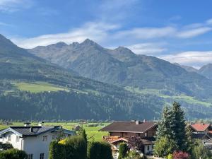 a village with mountains in the background at Apartments Maiskogelblick in Piesendorf