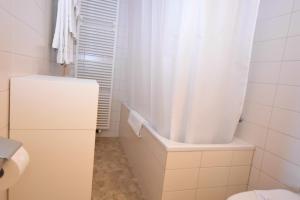 Ένα μπάνιο στο Beautiful studio in the old town - Symbol 2 4ST R