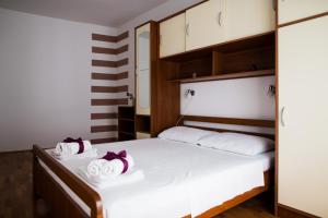 Un pat sau paturi într-o cameră la Apartments Kanajet