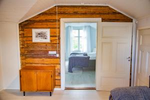 a room with a door leading to a bedroom at Billnäsin ruukki in Billnäs