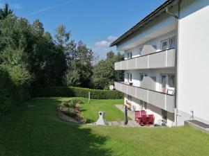 uitzicht op een gebouw met tuin bij Ferienhaus Sonja in Lindberg