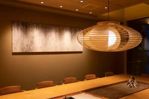 金沢市にあるHotel Kanazawa Zoushiの会議室(ロングテーブル、照明付)