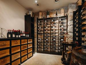 una sala di degustazione di vini con una grande parete di bottiglie di vino di Hotel Krone Thun a Thun