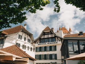 vista sulla corona dell'hotel con edifici di Hotel Krone Thun a Thun