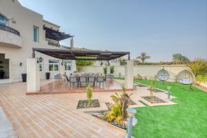 Bassenget på eller i nærheten av Ultra Luxurious 9BR Villa in Emirates Hills by Deluxe Holiday Homes