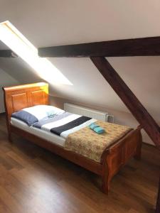Ένα ή περισσότερα κρεβάτια σε δωμάτιο στο Vila Mária Rapovce