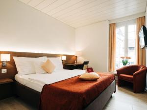 
Ein Bett oder Betten in einem Zimmer der Unterkunft Hotel Krone Thun

