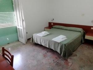 En eller flere senger på et rom på Hotel Calabria