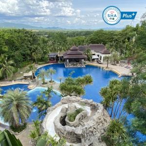 una foto di una piscina in un resort di Springfield Village Golf & Spa a Petchaburi