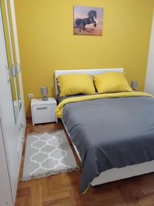 Postel nebo postele na pokoji v ubytování APARTMAN SUNFLOWER