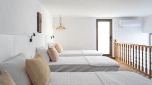 מיטה או מיטות בחדר ב-Khujra Studios